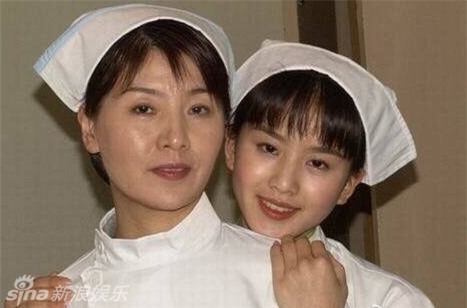 Một bức ảnh xưa cũ của hai mẹ con nàng Nhược Hy