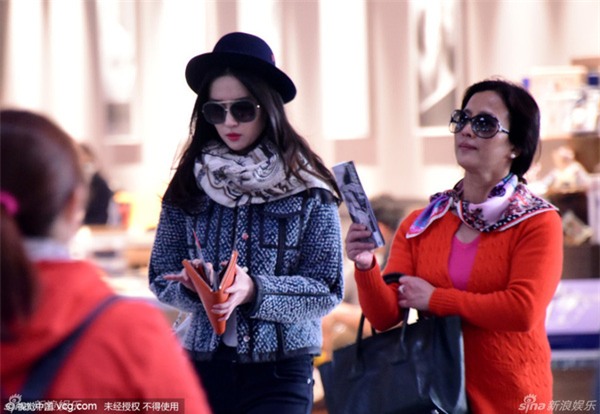 Lưu Diệc Phi cũng có bà mẹ vô cùng sành điệu và quý phái