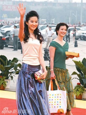 Gương mặt xinh đẹp của mẹ Lưu Diệc Phi trong một tấm ảnh cũ