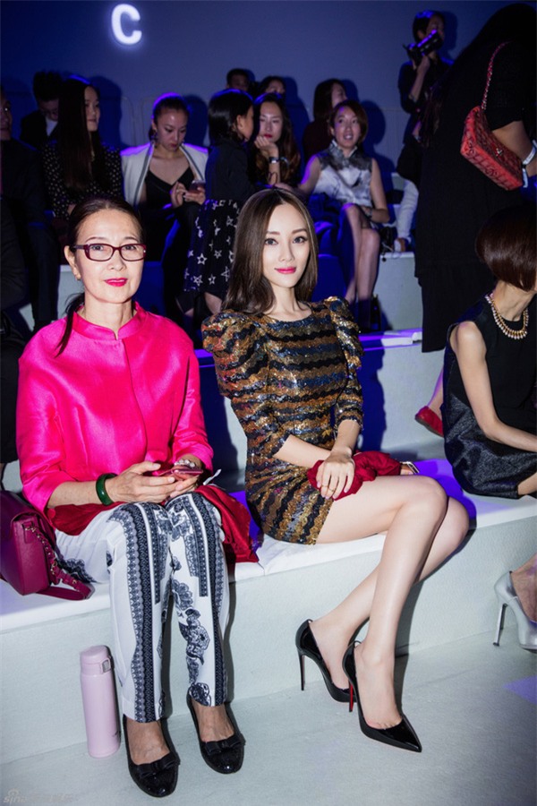 Mẹ của Lý Tiểu Lộ được nhận xét có gương mặt phúc hậu và sang trọng