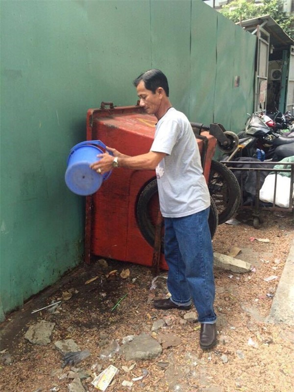 TP HCM bắt người tiểu bậy dội nước tại chỗ - Ảnh 1.