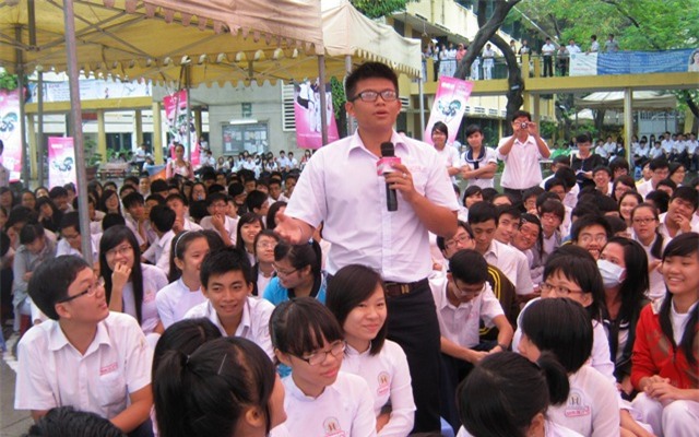 Học trò ở TPHCM đặt câu hỏi về sức khỏe sinh sản trong một chương trình tư vấn (Ảnh: Hoài Nam)