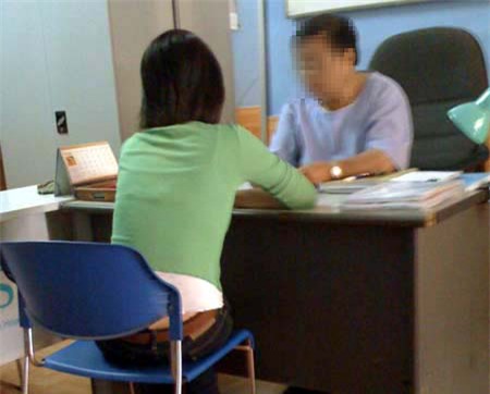 Nữ sinh chưa lường được những hậu quả về sau của việc nạo phá thai (Ảnh minh họa)