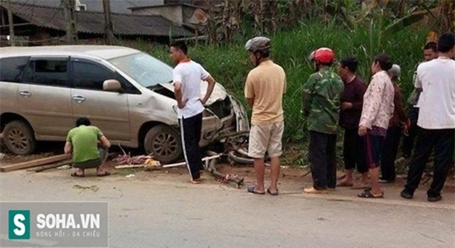 Ô tô cuốn xe máy vào gầm, 2 cháu nhỏ tử vong tại chỗ