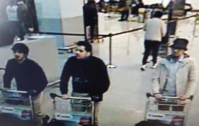 
Ba người đàn ông được cho là nghi phạm đầu tiên trong vụ tấn công sân bay ở Brussels. (Ảnh:Metro)
