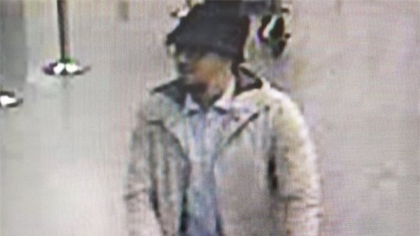 Cận cảnh nghi phạm áo trắng đang bị truy nã