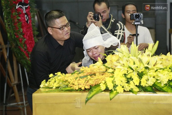 Cập nhật: Vợ và hai con Trần Lập khóc thương trong lễ viếng - Ảnh 10.