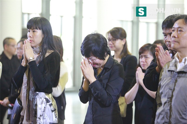  MC Thảo Vân khóc nức nở khi phải nói lời vĩnh biệt với đồng nghiệp tài năng. 