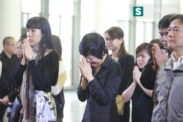 MC Thảo Vân khóc nức nở khi phải nói lời vĩnh biệt với đồng nghiệp tài năng.