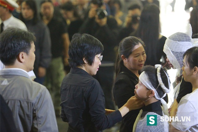 Cô ra động viên các con ca sĩ Bông hồng thủy tinh.