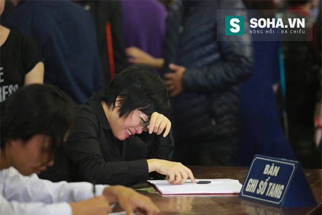 Sau khi nhìn mặt Trần Lập lần cuối, MC Thảo Vân lại không cầm được lòng khi viết những dòng tiễn biệt cuối cùng vào sổ tang.