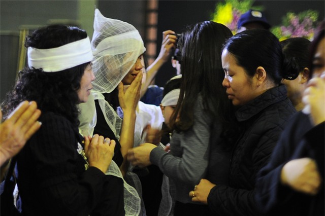 Vợ con đau xót trong tang lễ Trần Lập