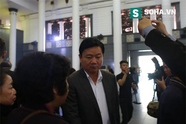 Bí thư Đinh La Thăng cũng bay ra Hà Nội để tiễn biệt huyền thoại Rocker Việt và động viên tinh thần các thành viên trong gia đình.