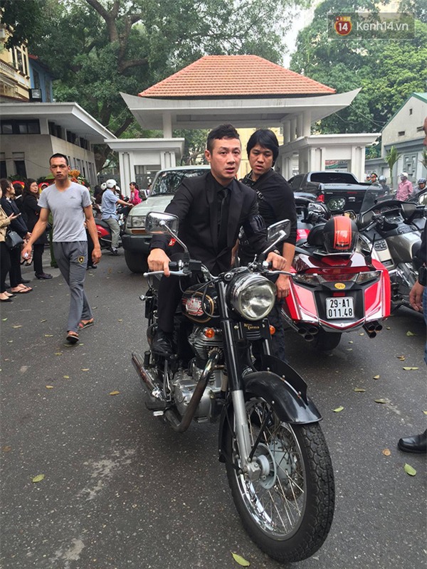 MC Anh Tuấn chạy xe motor của Trần Lập trong đoàn diễu hành - Ảnh 2.