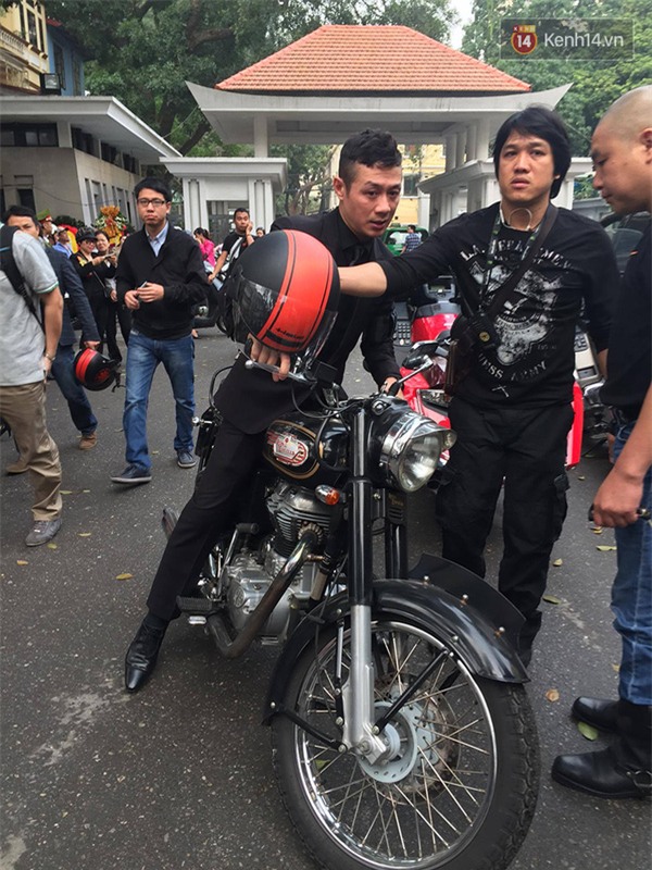 MC Anh Tuấn chạy xe motor của Trần Lập trong đoàn diễu hành - Ảnh 3.