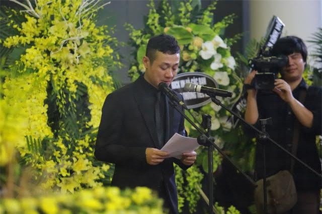 MC Anh Tuấn đọc lời cuối cùng trong lễ truy điệu. 