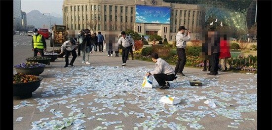 mot phu nu vut dong tien ra duong va cai ket khong ngo hinh anh 1