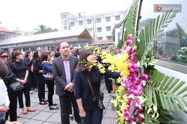 Cập nhật: Hàng trăm người hâm mộ vây kín đường tiễn đưa xe tang nhạc sĩ Trần Lập - Ảnh 36.