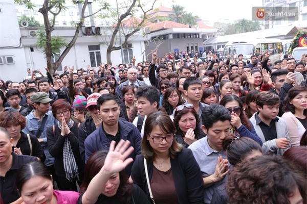 Cập nhật: Hàng trăm người hâm mộ vây kín đường tiễn đưa xe tang nhạc sĩ Trần Lập - Ảnh 37.
