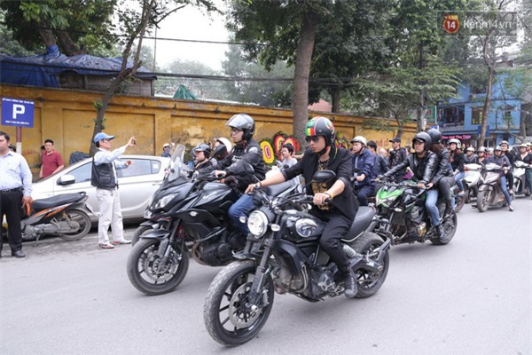 Cập nhật: Hàng trăm người hâm mộ vây kín đường tiễn đưa xe tang nhạc sĩ Trần Lập - Ảnh 38.