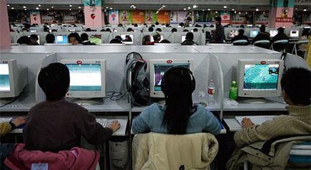 Bố mẹ mải chơi game nuôi con ảo, để con gái thật chết đói