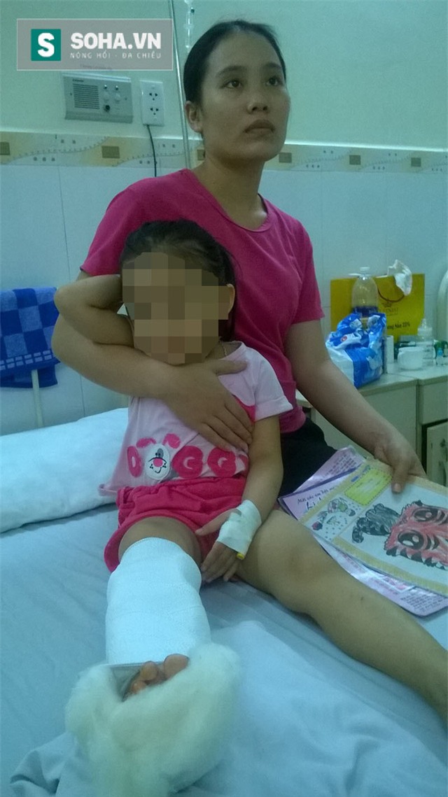 Cháu Ngọc Anh, 3 tuổi cũng bị nhóm côn đồ chém đứt gân chân