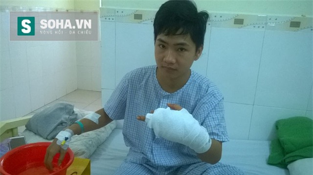 Anh Sang lao vào cứu anh và cháu cũng bị tấn công