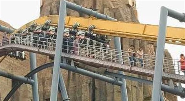 Du khách hoảng loạn vì bị... treo ngược giữa không trung suốt 20 phút