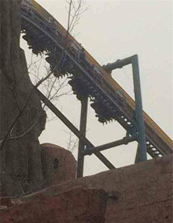 Hình ảnh cho thấy hơn 20 du khách đang bị treo ngược trên tàu lượn.