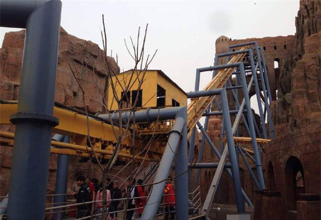 Lực lượng cứu hộ đã có mặt ngay sau khi xảy ra sự cố để đưa các du khách mắc kẹt xuống dưới.