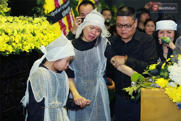 Cập nhật: Hàng trăm người hâm mộ vây kín đường tiễn đưa xe tang nhạc sĩ Trần Lập - Ảnh 30.