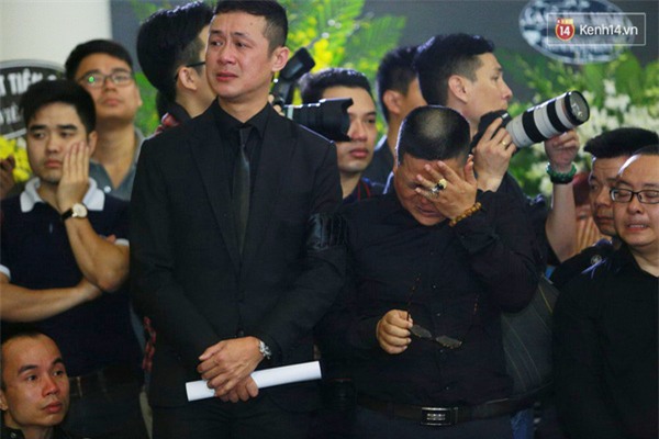 Cập nhật: Hàng trăm người hâm mộ vây kín đường tiễn đưa xe tang nhạc sĩ Trần Lập - Ảnh 31.