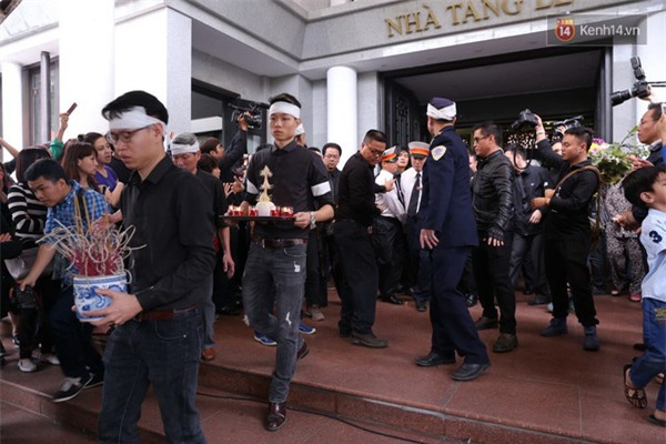 Cập nhật: Hàng trăm người hâm mộ vây kín đường tiễn đưa xe tang nhạc sĩ Trần Lập - Ảnh 32.