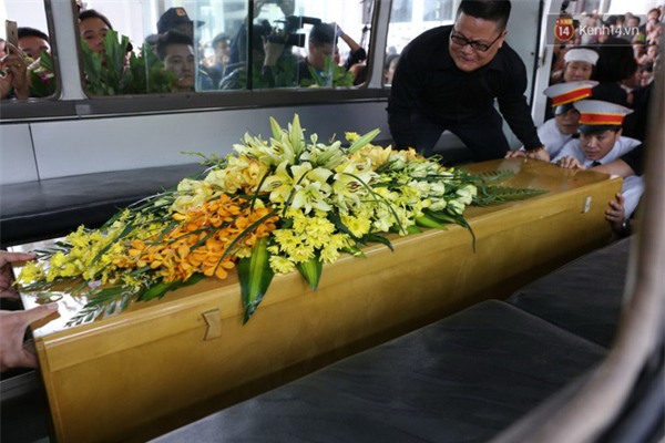 Cập nhật: Hàng trăm người hâm mộ vây kín đường tiễn đưa xe tang nhạc sĩ Trần Lập - Ảnh 34.