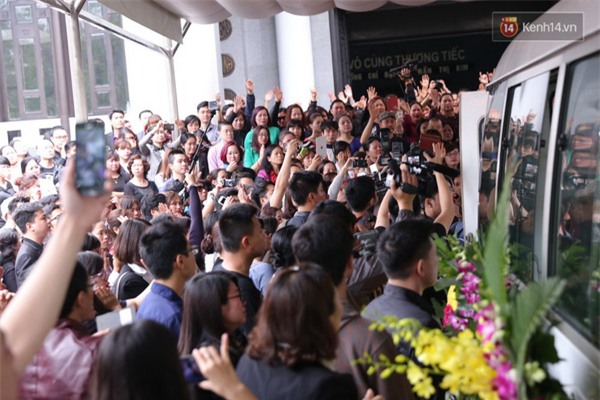 Cập nhật: Hàng trăm người hâm mộ vây kín đường tiễn đưa xe tang nhạc sĩ Trần Lập - Ảnh 35.