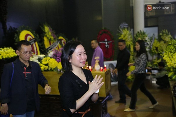 Cập nhật: Hàng trăm người hâm mộ vây kín đường tiễn đưa xe tang nhạc sĩ Trần Lập - Ảnh 27.