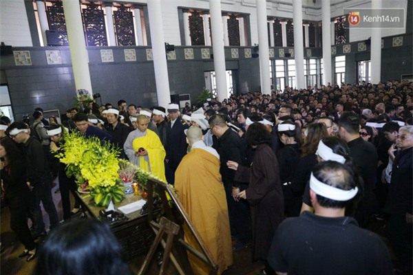 Cập nhật: Hàng trăm người hâm mộ vây kín đường tiễn đưa xe tang nhạc sĩ Trần Lập - Ảnh 28.