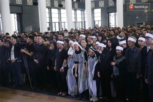 Cập nhật: Hàng trăm người hâm mộ vây kín đường tiễn đưa xe tang nhạc sĩ Trần Lập - Ảnh 29.