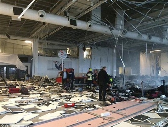 Hiện trường vụ tấn công ở sân bay Brussels. Ảnh: Daily Mail
