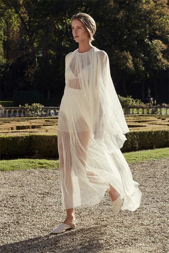 trang phục không nên mặc tới sở làm