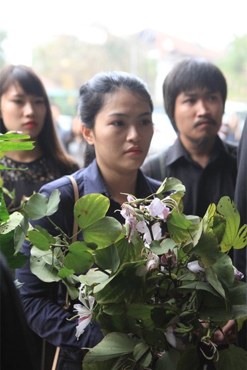 
Những bông hoa ban được bạn bè Trần Lập chuẩn bị để mang vào viếng anh.
