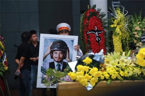 
Ngoài hoa, trong tang lễ của Trần Lập cũng xuất hiện một món quà chia tay đặc biệt khác - đó là bức ảnh Trần Lập chụp hình cho một tạp chí.
