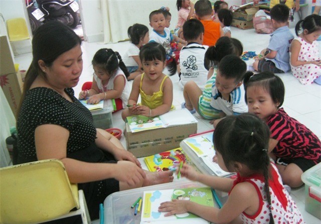Sĩ số lớp đông gây nên áp lực lớn đối với việc chăm sóc và dạy dỗ trẻ nhỏ đối với cô giáo mầm non (Ảnh: Hoài Nam)