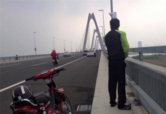 tiểu bậy, tè bậy, đi vệ sinh trên phố