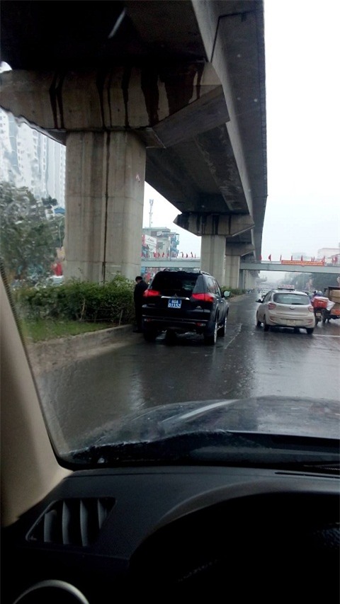 Người đàn ông đi xe biển xanh thản nhiên tè bậy trên đường Nguyễn Trãi ( Hà Nội)