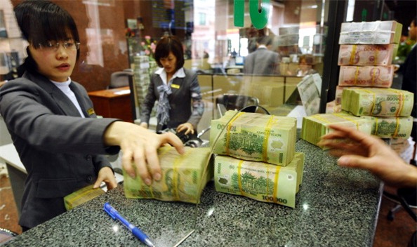 vay nợ lãi, gửi tiền ngân hàng, tiết kiệm tiền, lãi suất cao, áp lực trả nợ, gửi tiền vào ngân hàng, làm sổ tiết kiệm