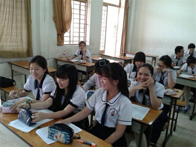 Nữ sinh Nguyễn Minh Phương (bìa trái) và các bạn trong lớp học
