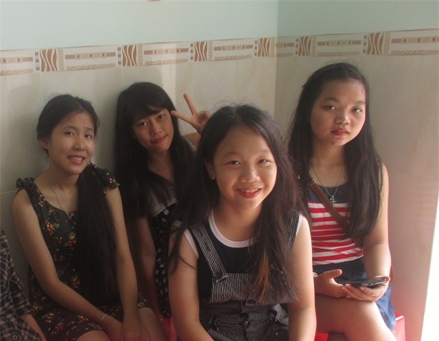 Nguyễn Minh Phương (bìa trái) và Nguyễn Hiếu Thảo (bìa phải) và các bạn trong mái ấm