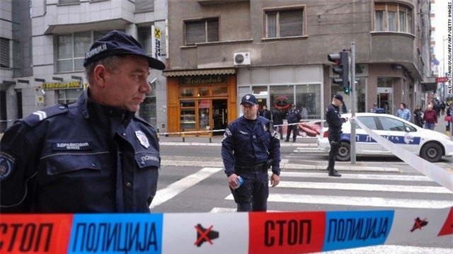 serbia: moi nhan vien hang banh ra ngoai de tien danh bom hinh anh 1