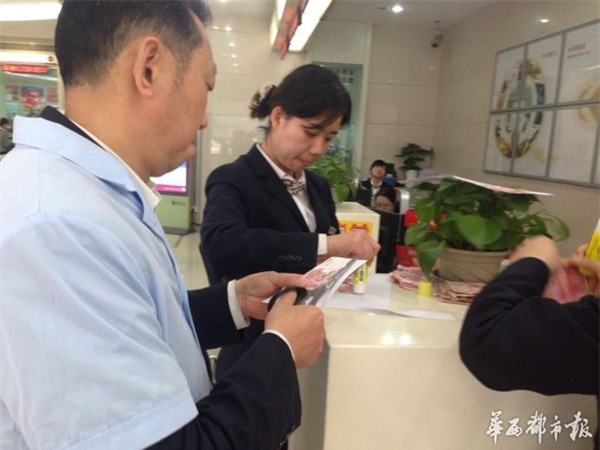 Bi kịch của cụ ông bị chuột gặm nát số tiền tiết kiệm cả đời chôn dưới... nền nhà - Ảnh 3.